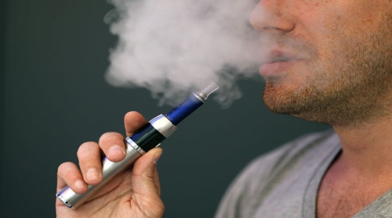 mesmo-proibido-cigarro-eletronico-tenta-resgatar-charme-perdido-pelo-cigarro-comum-pneumologista-alerta-para-novas-doencas