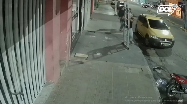 video assaltantes usam escada para invadir e furtar loja de eletronicos