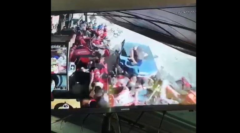 VÍDEO: Motorista atropela torcedores do Flamengo em bar 1 video motorista atropela torcedores do flamengo em bar