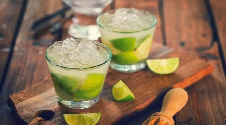 aprenda de uma vez por todas a fazer a caipirinha de limao perfeita