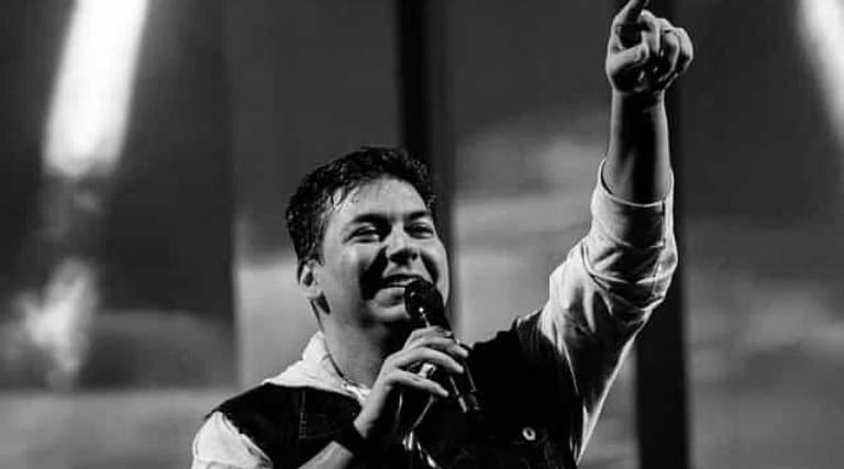 Cantor passa mal e morre durante show 1 cantor passa mal e morre durante show