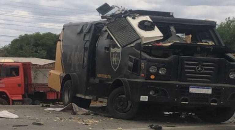 Fotos: Carro-forte é atacado por grupo criminoso na divisa entre Paraíba e Pernambuco 1 fotos carro forte e atacado por grupo criminoso na divisa entre paraiba e pernambuco