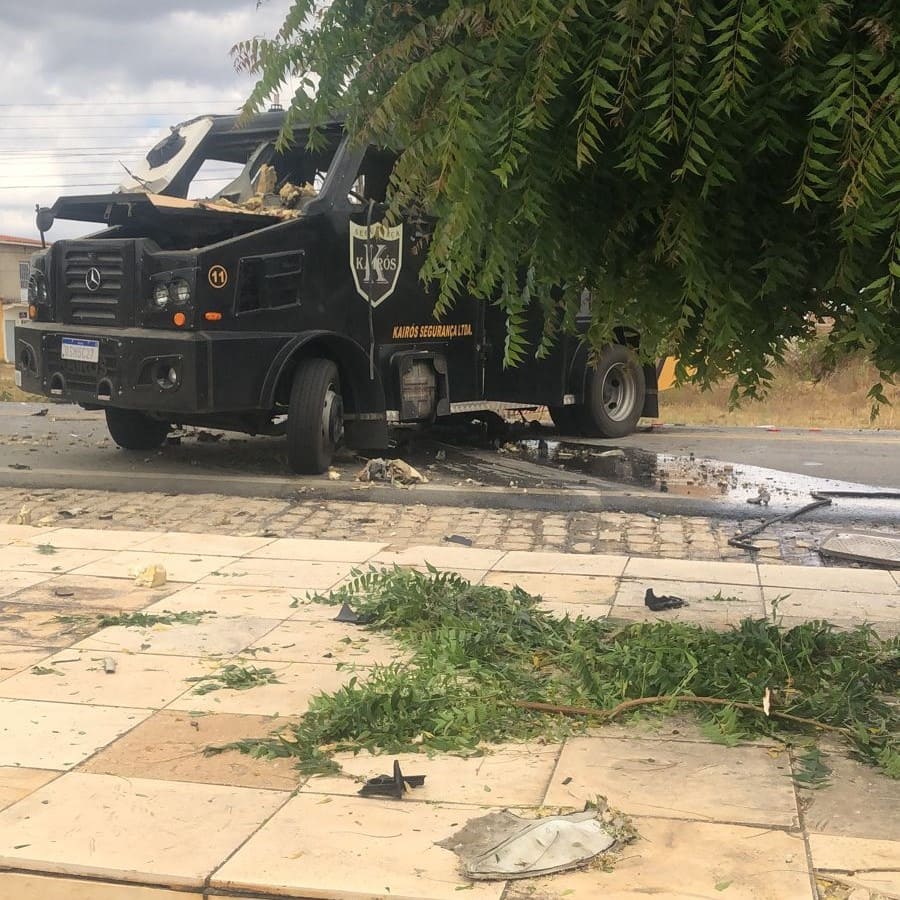 Fotos: Carro-forte é atacado por grupo criminoso na divisa entre Paraíba e Pernambuco 4 kairos carro forte