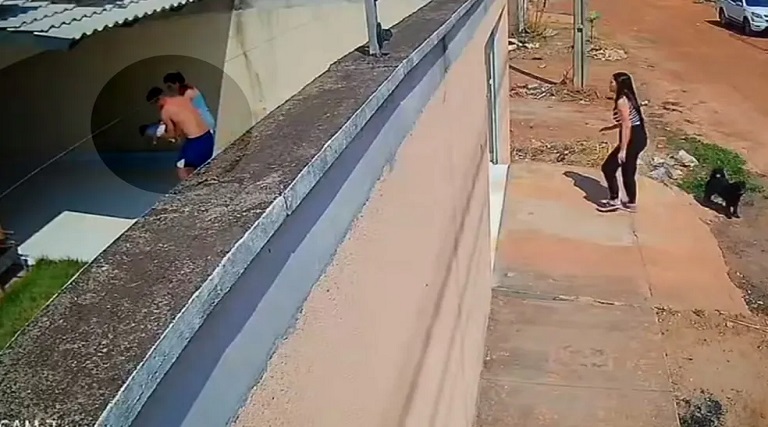 Vídeo: Bombeiro de folga salva criança de 16 dias de vida que se engasgou com leite 1 video bombeiro de folga salva crianca de 16 dias de vida que se engasgou com leite