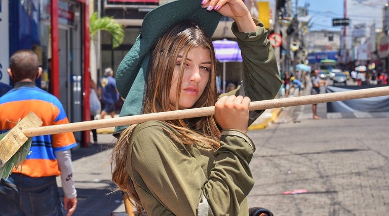 Garigata estoura nas redes sociais e recebe ofertas de trabalho, mas segue como gari 1