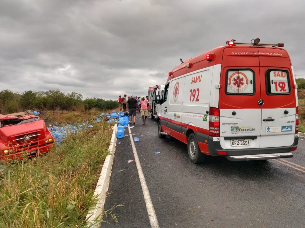 Dois adolescentes ficam feridos após caminhão cheio de galões de água capotar em Santa Inês 2 T0g6t7R
