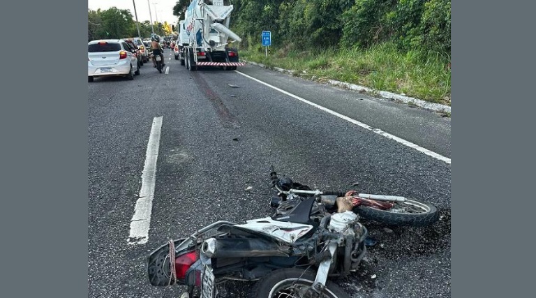 Após colisão motociclista é esmagado por caminhão 1 apos colisao motociclista e esmagado por caminhao