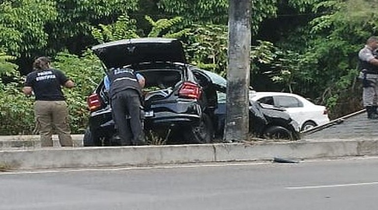 Carro bate em poste em João Pessoa e motorista morre 1 carro bate em poste em joao pessoa e motorista morre