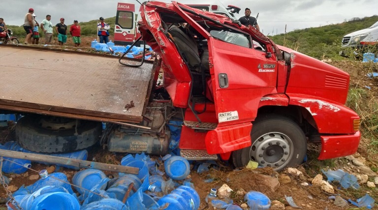 Dois adolescentes ficam feridos após caminhão cheio de galões de água capotar em Santa Inês 1 dois adolescentes ficam feridos apos caminhao cheio de galoes de agua capotar em santa ines