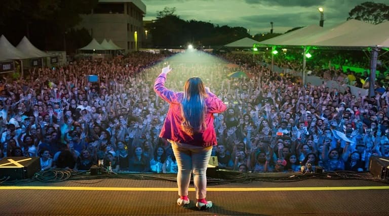 marilia mendonca veja a linha do tempo do legado da cantora em albuns