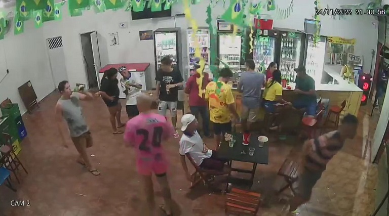 Vídeo: Após discussão em campo, goleiro é executado a tiros durante comemoração 1 video apos discussao em campo goleiro e executado a tiros durante comemoracao