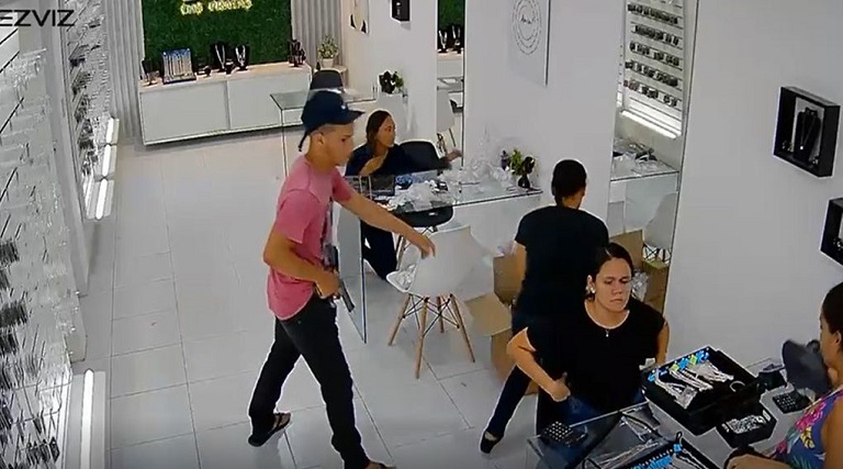video assaltantes invadem loja e levam mais de r 500 mil em joias no centro de joao pessoa