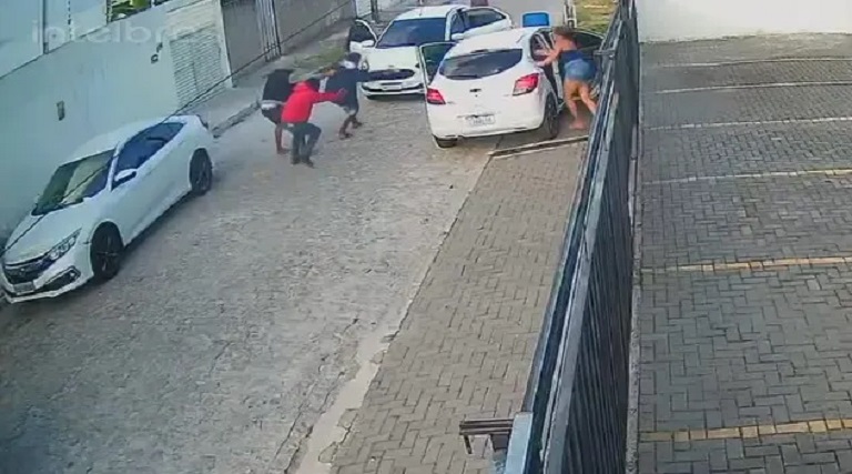 video assassinato de homem em frente a filha e esposa