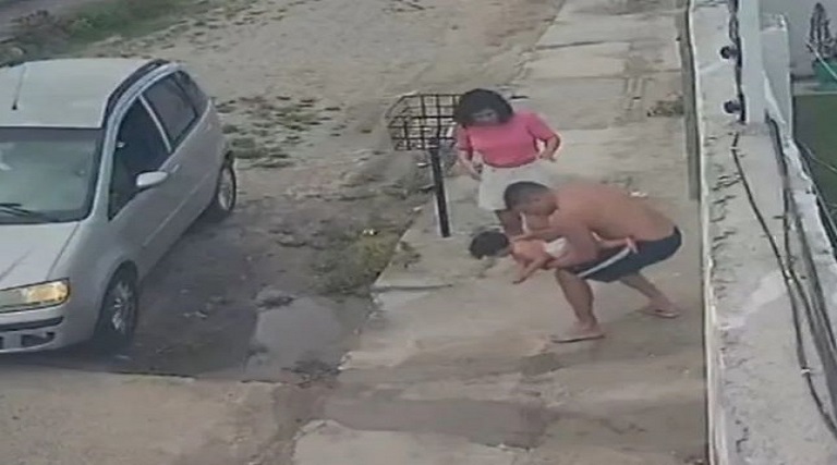 video bebe engasgado e salvo apos mae levar crianca ate casa de policial