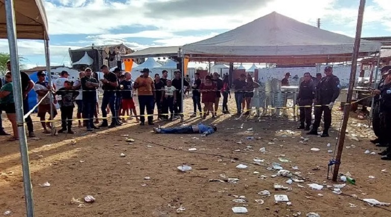 VÍDEO: Homem é assassinado na saída de festa no parque de vaquejada de Caicó 1 video homem e assassinado na saida de festa no parque de vaquejada de caico