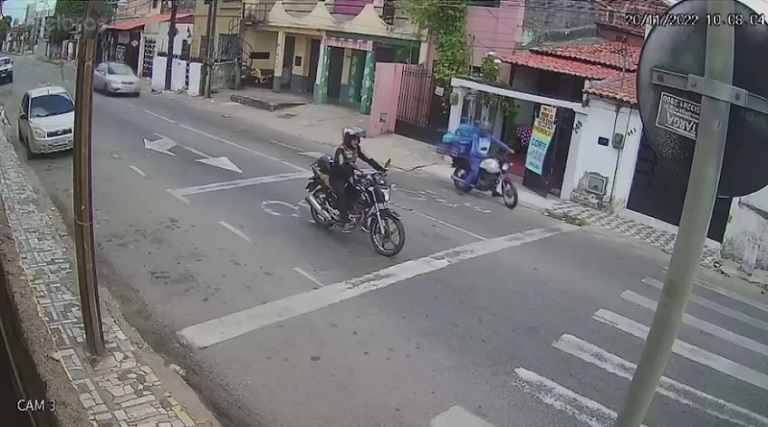 Vídeo: Viatura avança sinal vermelho, atropela e mata motociclista 1 video viatura avanca sinal vermelho atropela e mata motociclista