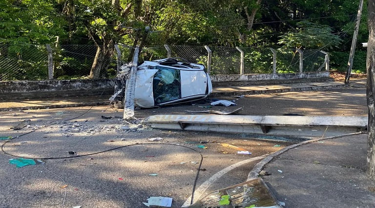 Motorista perde o controle de carro, atinge mureta e destrói letreiro em João Pessoa 1 motorista perde o controle de carro atinge mureta e destroi letreiro em joao pessoa
