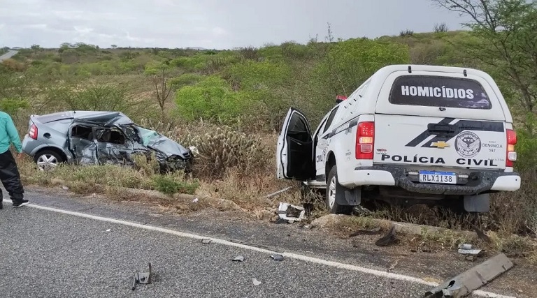acidente com viatura deixa policial civil e mulher feridos