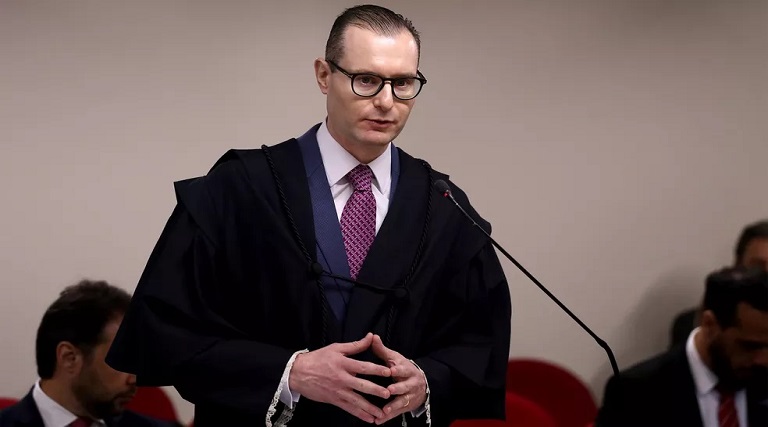 Bolsonarista que hostilizou advogado de Lula em aeroporto é identificado 1 bolsonarista que hostilizou advogado de lula em aeroporto e identificado