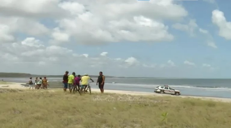 Casal morre afogado após tentar salvar filho em praia de Lucena, na Paraíba 1 casal morre afogado apos tentar salvar filho em praia de lucena na paraiba
