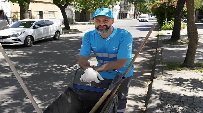 gari se prepara para se formar em medicina e continua limpando as ruas inspiracao