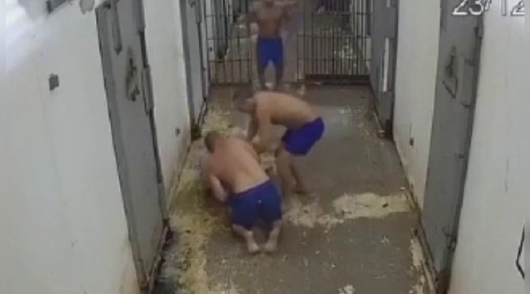 Imagens Forte: Preso é morto por outro detento durante briga em banho de sol 1 imagens forte preso e morto por outro detento durante briga em banho de sol
