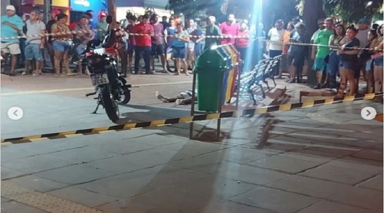 Mototaxista é assassinado a tiros em plena praça pública de Catolé do Rocha 1 mototaxista e assassinado a tiros em plena praca publica de catole do rocha