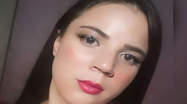 Mulher é morta a tiros dentro de casa por ex-namorado 1 mulher e morta a tiros dentro de casa por ex namorado