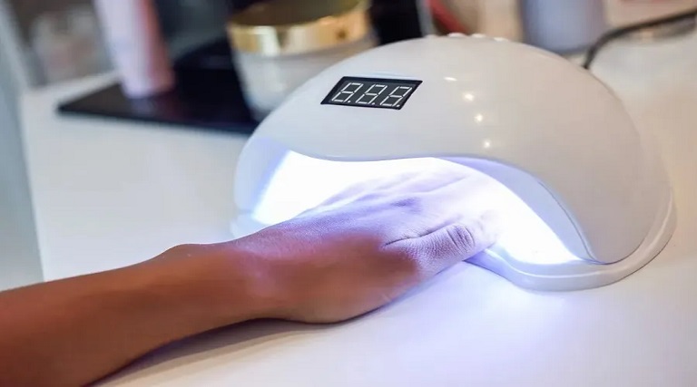 unhas estudo aponta risco em uso de lampadas para secagem de esmalte