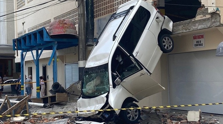 Vídeo: Carro atravessa parede de garagem, cai de prédio e mulher fica ferida 1 video carro atravessa parede de garagem cai de predio e mulher fica ferida