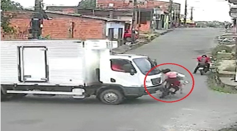 Vídeo: Casal morre após ser atropelado por caminhão 1 video casal morre apos ser atropelado por caminhao