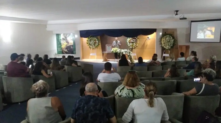 Vídeo: Cerimonialista finge a própria morte, organiza velório e revolta família e amigos: “Queria saber quem iria vir” 1 video cerimonialista finge a propria morte organiza velorio e revolta familia e amigos queria saber quem iria vir