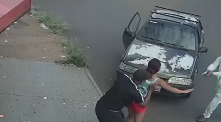 VÍDEO: Homem acerta 4 tiros em empresário após briga 1 video homem acerta 4 tiros em empresario apos briga