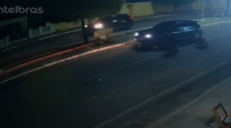 video mostra momento em que motorista colide com motociclista e arrasta moto