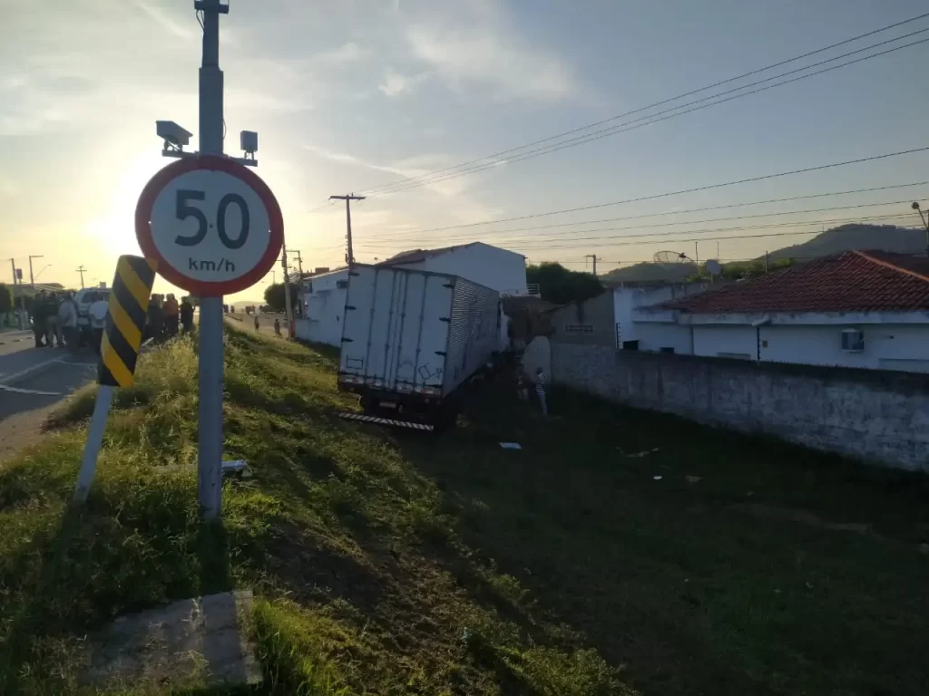 PRF dá detalhes de acidente envolvendo carreta que colidiu contra residências 2 WhatsApp Image 2023 02 09 at 22.56.46
