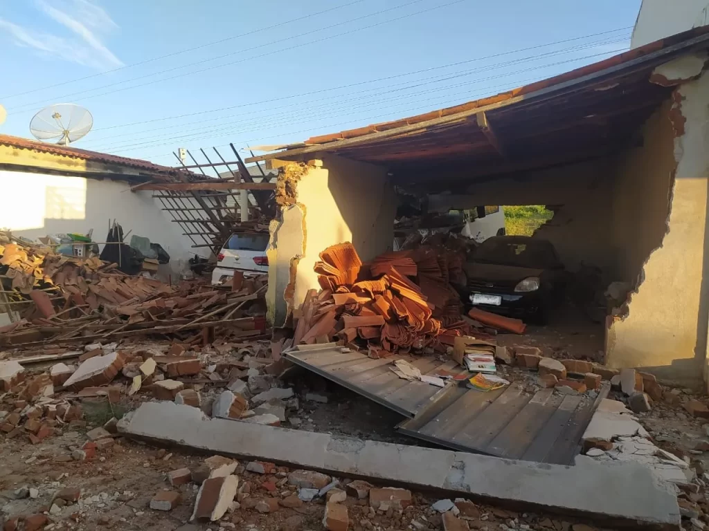 PRF dá detalhes de acidente envolvendo carreta que colidiu contra residências 4 WhatsApp Image 2023 02 09 at 22.56.48