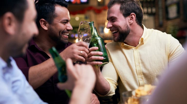 homens precisam sair duas vezes por semana para beber com os amigos diz pesquisa