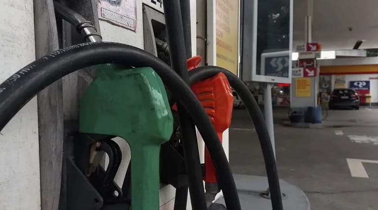 preco medio da gasolina fica acima dos r 5 e o valor do litro pode disparar em marco