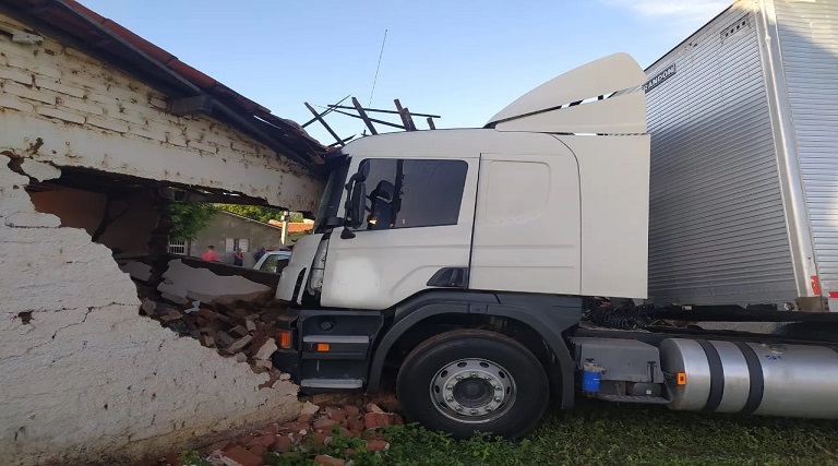 PRF dá detalhes de acidente envolvendo carreta que colidiu contra residências 1 prf da detalhes de acidente envolvendo carreta que colidiu contra residencias