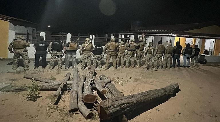 Suspeitos de assaltos a bancos trocam tiros com a polícia e sete morrem, na Paraíba 1 suspeitos de assaltos a bancos trocam tiros com a policia e sete morrem na paraiba