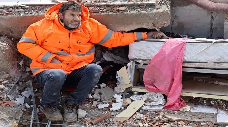 terremoto na turquia pai segura mao de filha morta enquanto aguarda resgate