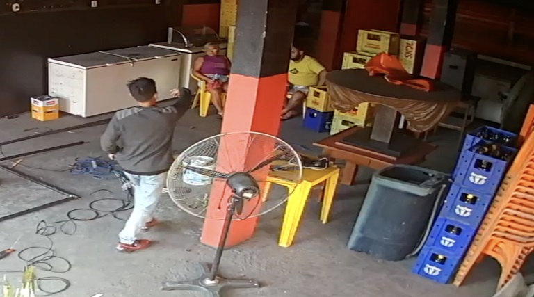 video dono de bar e executado a tiros por criminosos