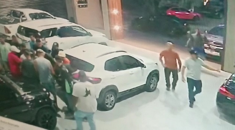 video grupo criminoso faz arrastao e rouba 12 veiculos