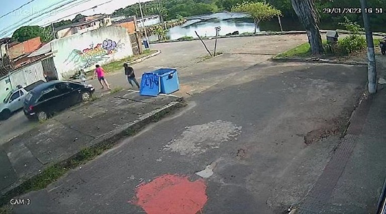 video mulher tenta salvar filho e e atropelada por carro em fuga da policia