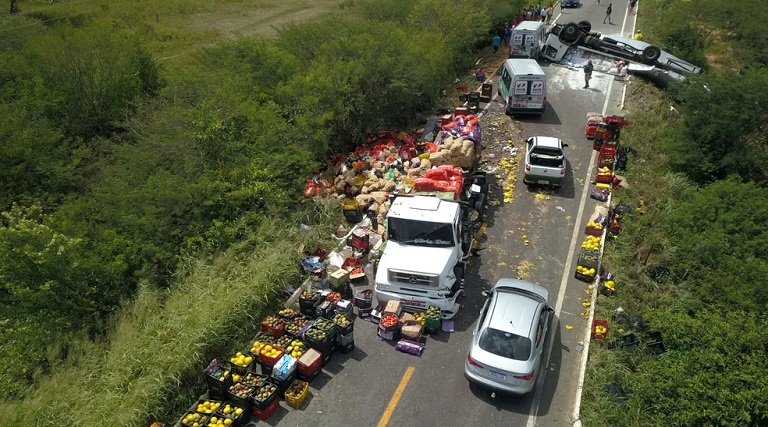 acidente entre carro e caminhoes espalha toneladas de alimentos em estrada