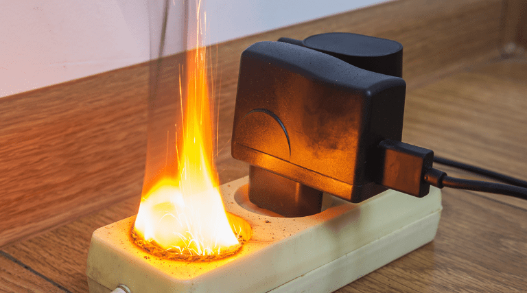 Criança de 2 anos morre após sofrer descarga elétrica em extensão 1 crianca de 2 anos morre apos sofrer descarga eletrica em