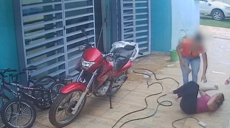 domestica-e-arremessada-apos-se-encostar-em-fio-desencapado-e-levar-choque-video