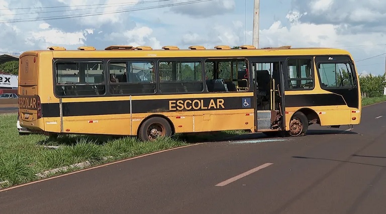 estudante assume direcao de onibus escolar lotado apos motorista sofrer mal subito