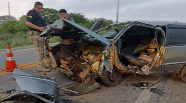 Fotos: Duas pessoas morrem em acidente automobilístico na BR-230 1 fotos duas pessoas morrem em acidente automobilistico na br 230