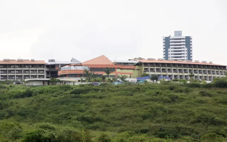 Vídeo: Assaltantes invadem hotel em Campina Grande e fogem levando o cofre